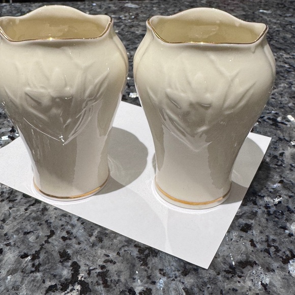 ☘️Vintage 2000’s Irish Belleek Butterfly Toy Spill 3 1/2” Tall Vases (set of 2) - Picture 1 of 16